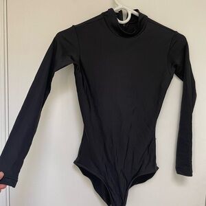 Yumiko leotard. Long sleeve Kumiko in nylon black.